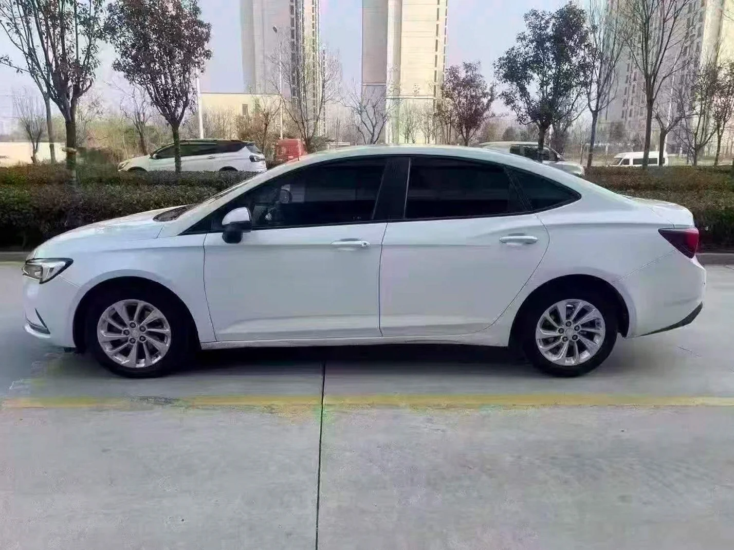 别克威朗 后面外观三