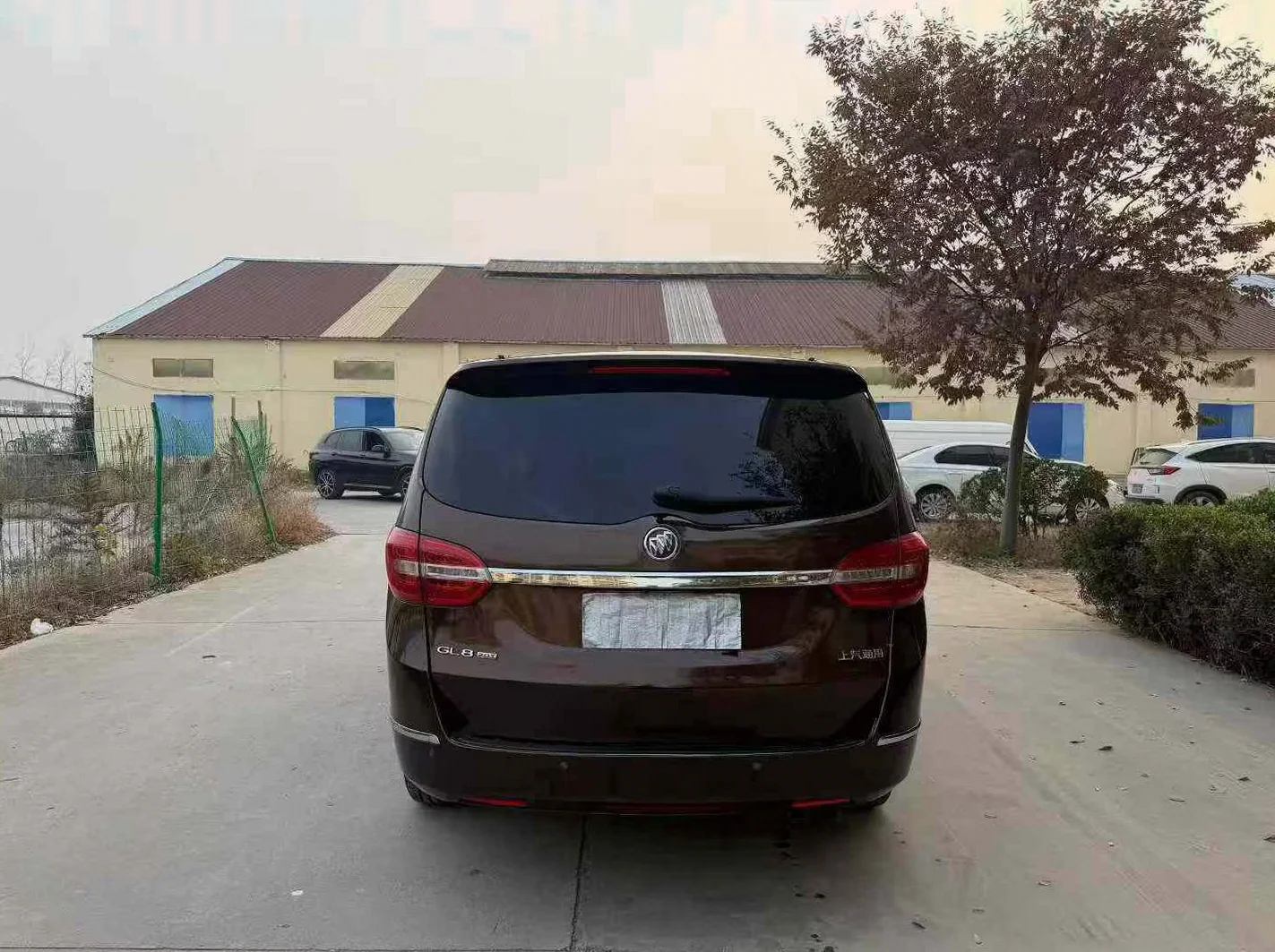 别克GL8 后面外观一