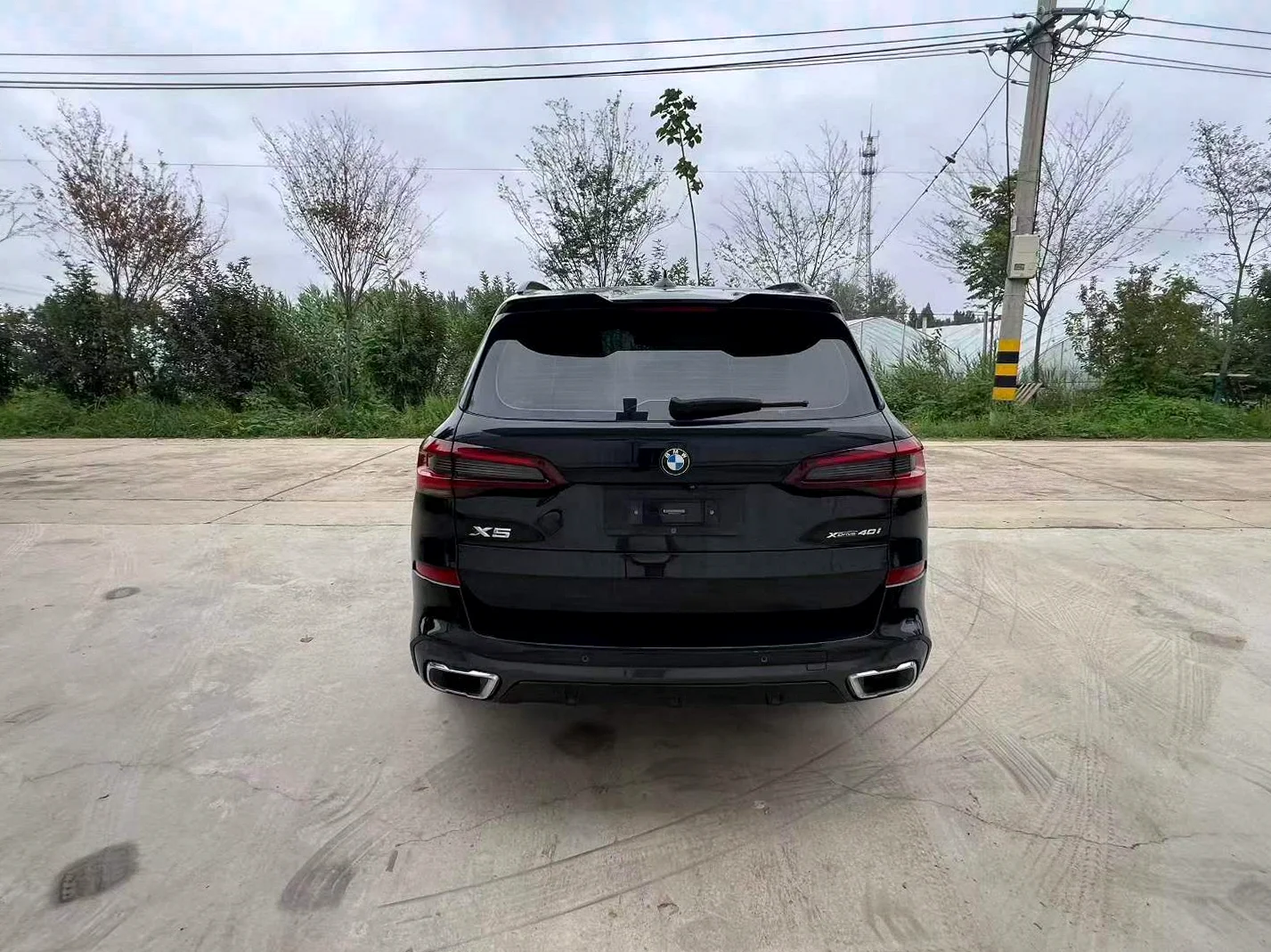 宝马X5 后面外观一