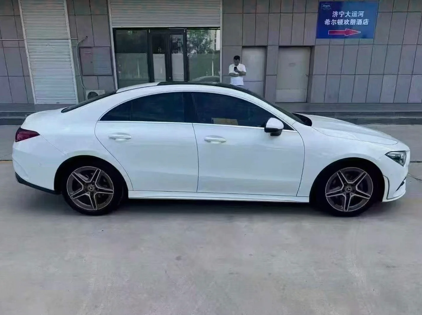奔驰A 后面外观一