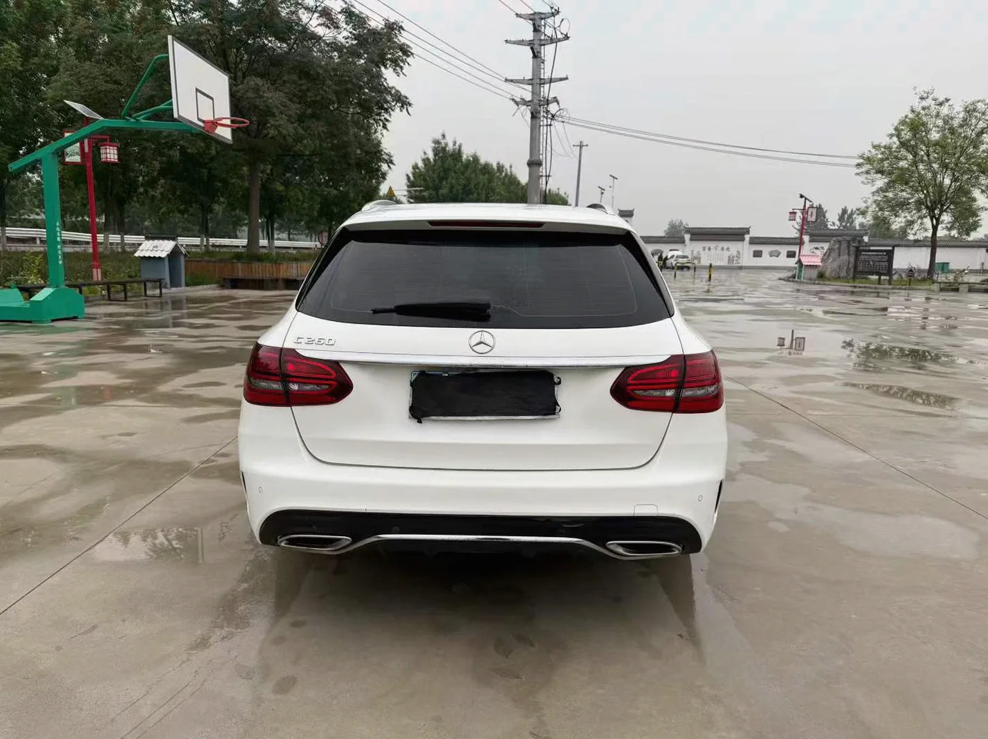 奔驰C 后面外观一