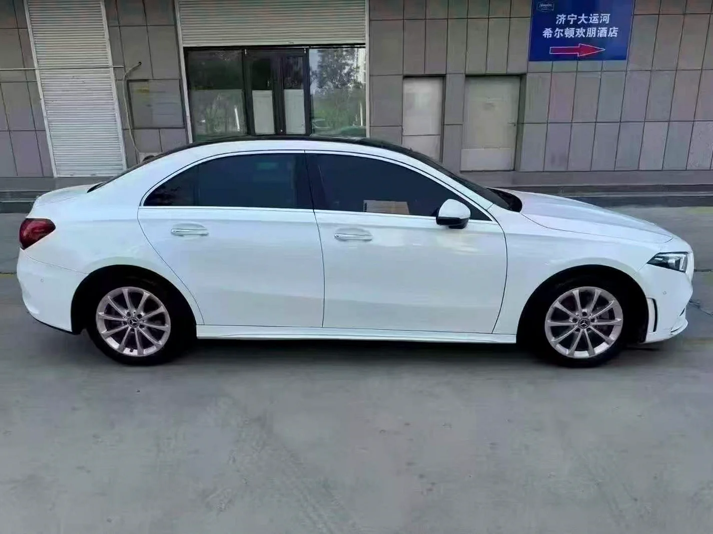 奔驰A 后面外观一