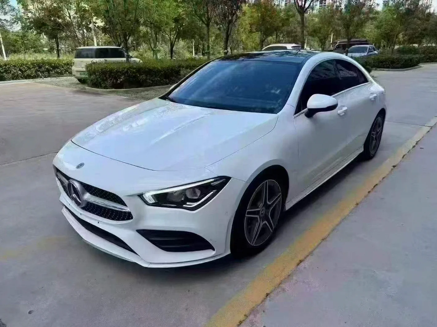 奔驰A 正面外观三