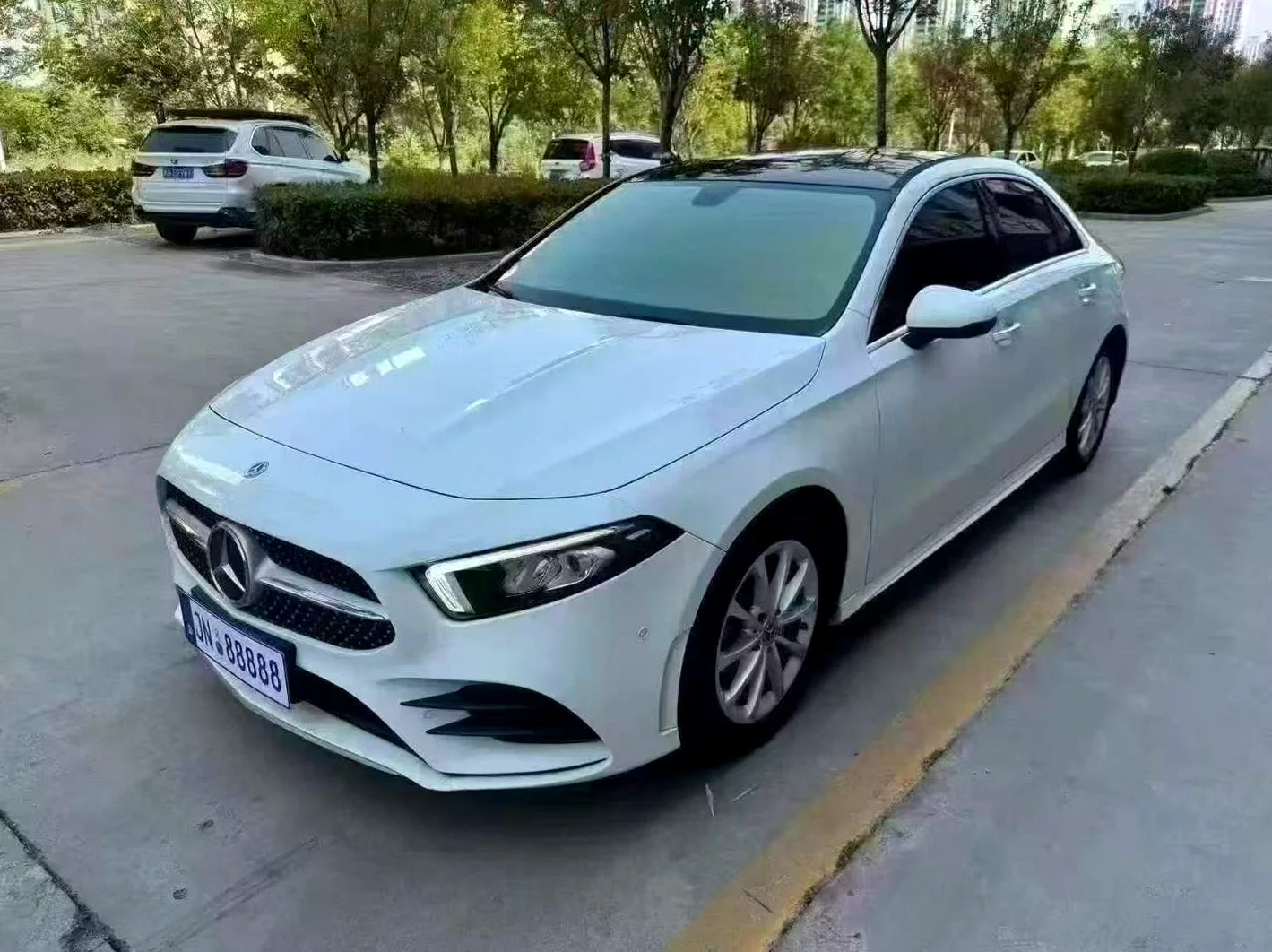 奔驰A 正面外观三