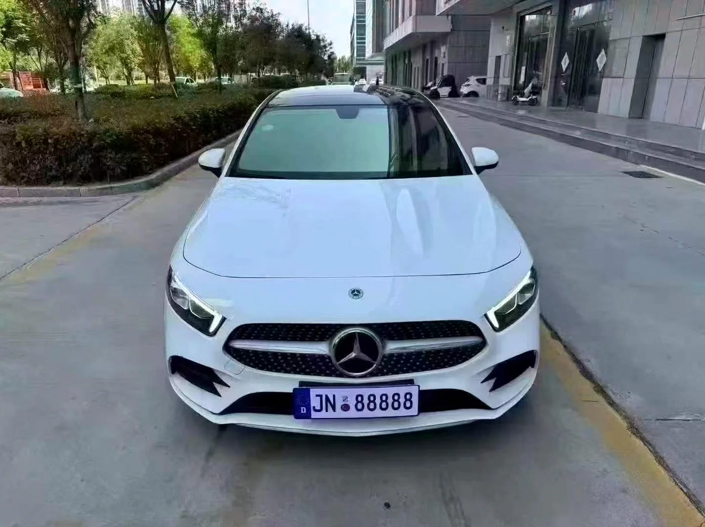 奔驰A 正面外观二