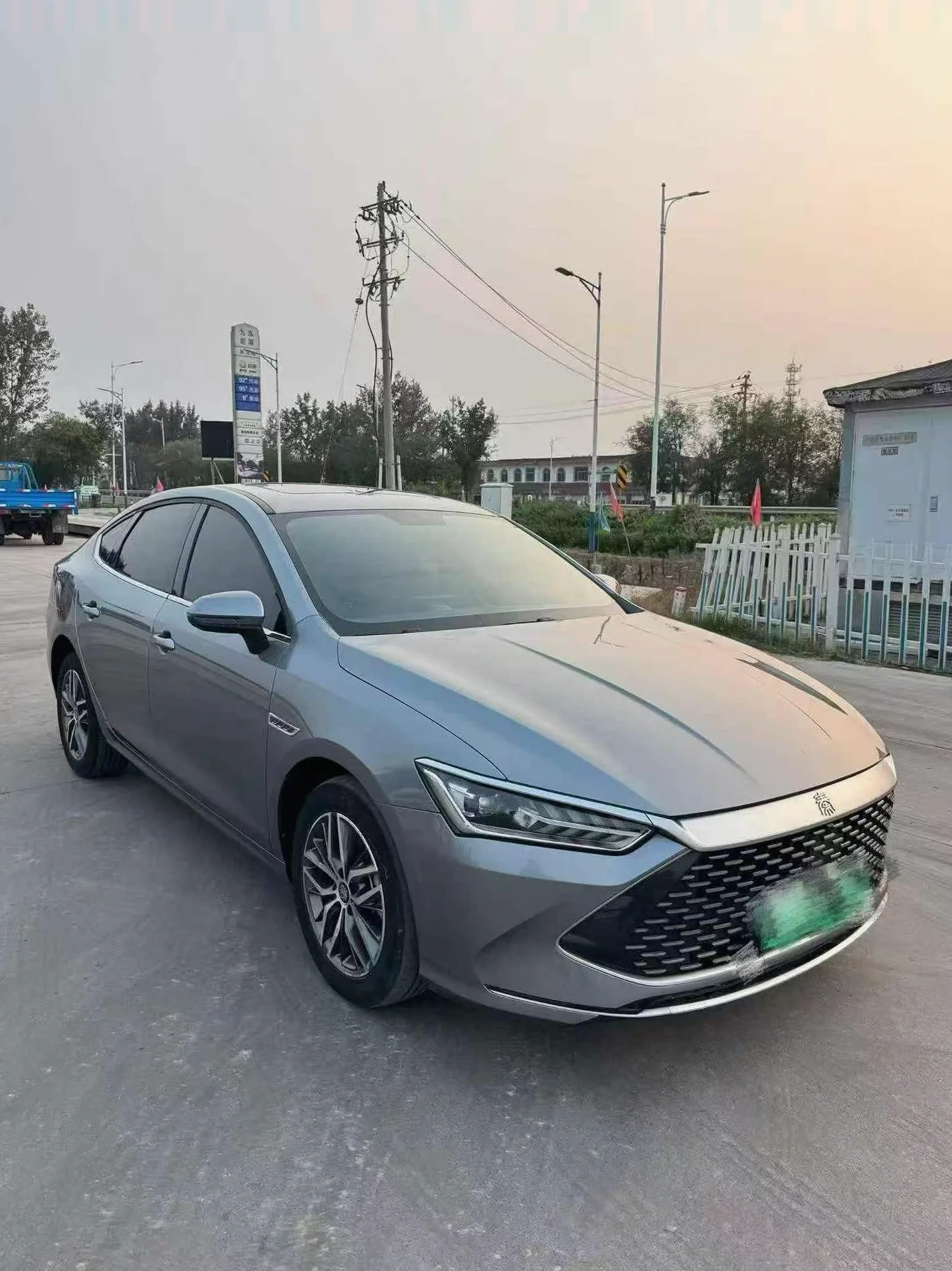 比亚迪秦 正面外观二