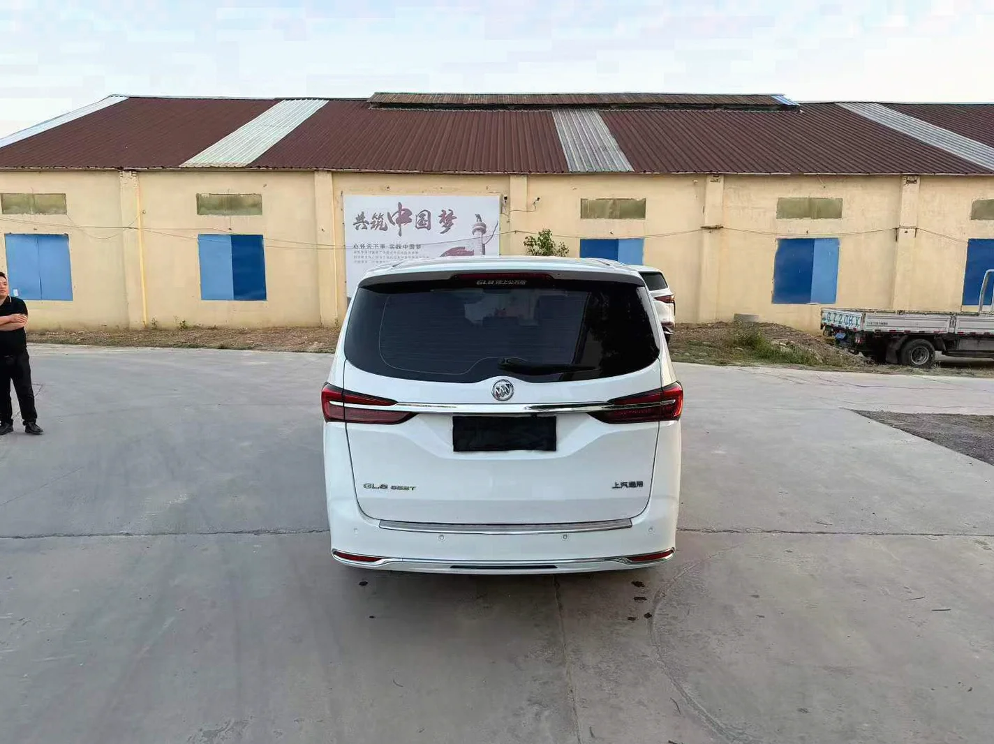 别克GL8 后面外观一