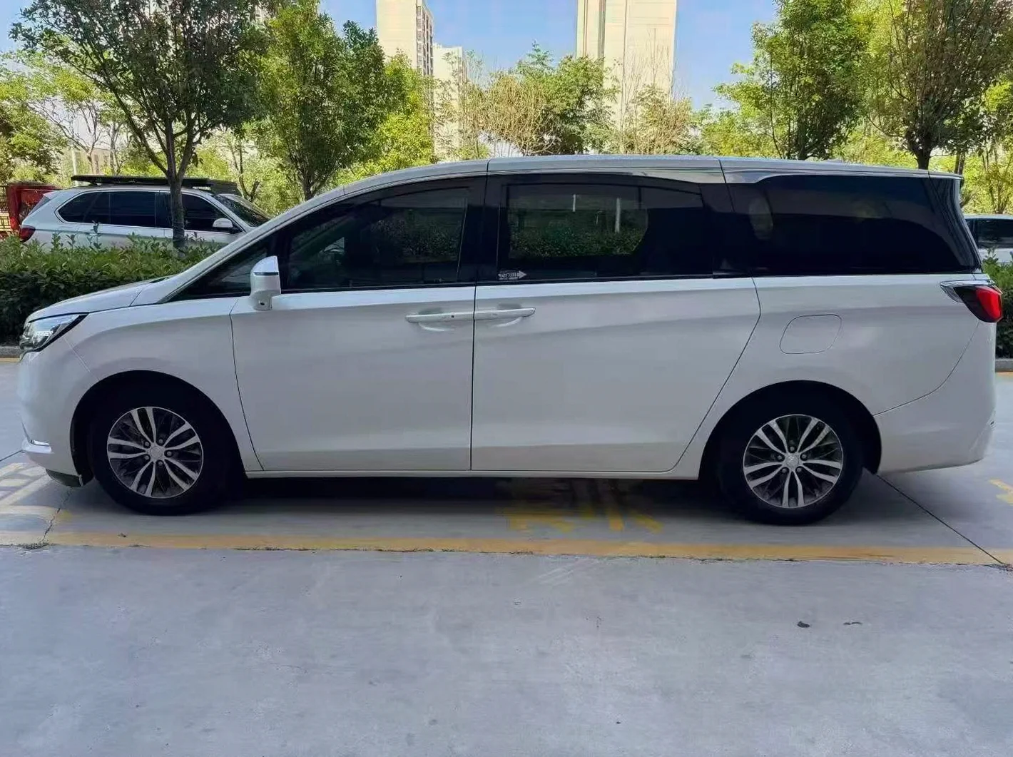 别克GL8 后面外观三