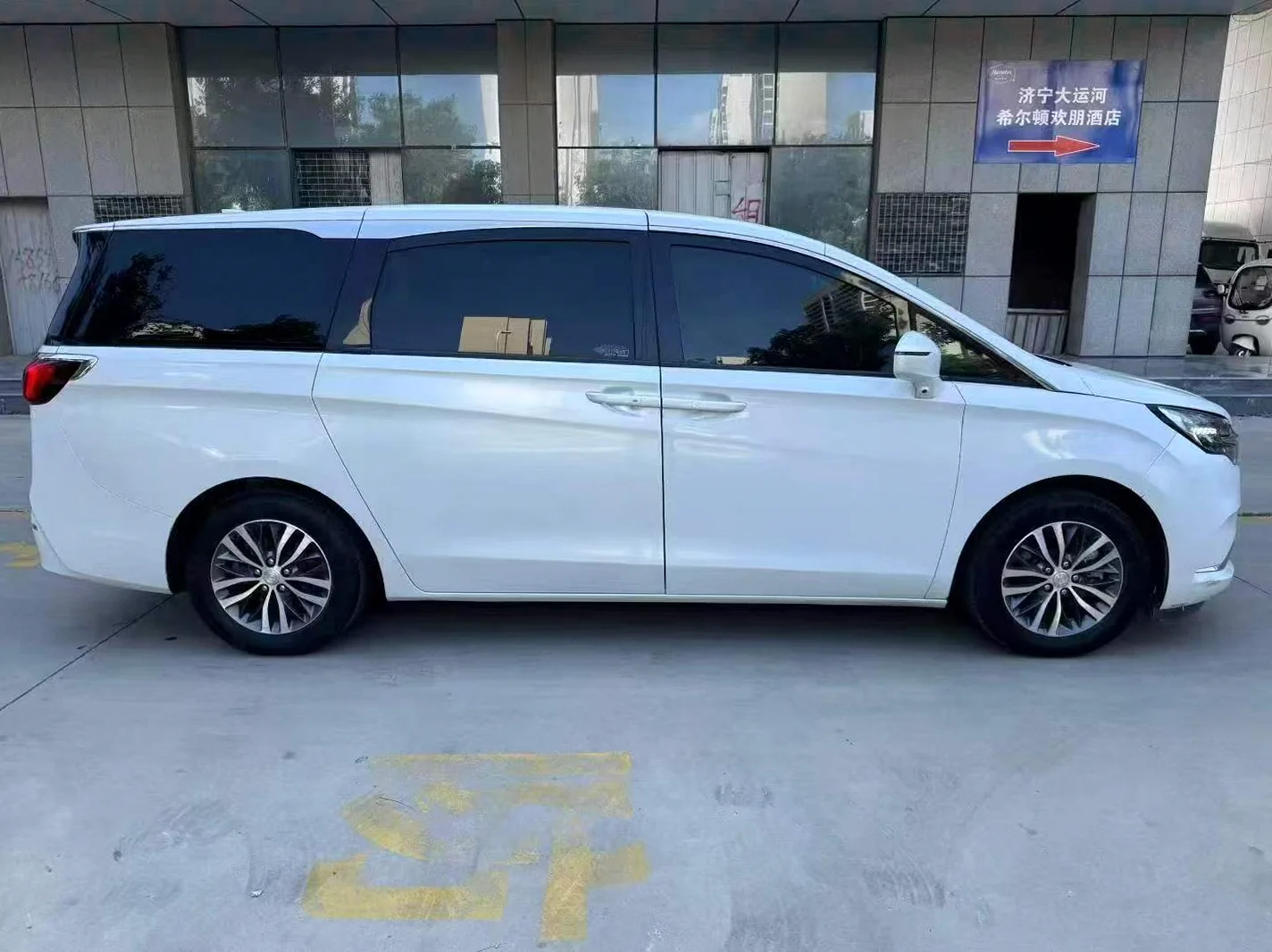 别克GL8 后面外观一
