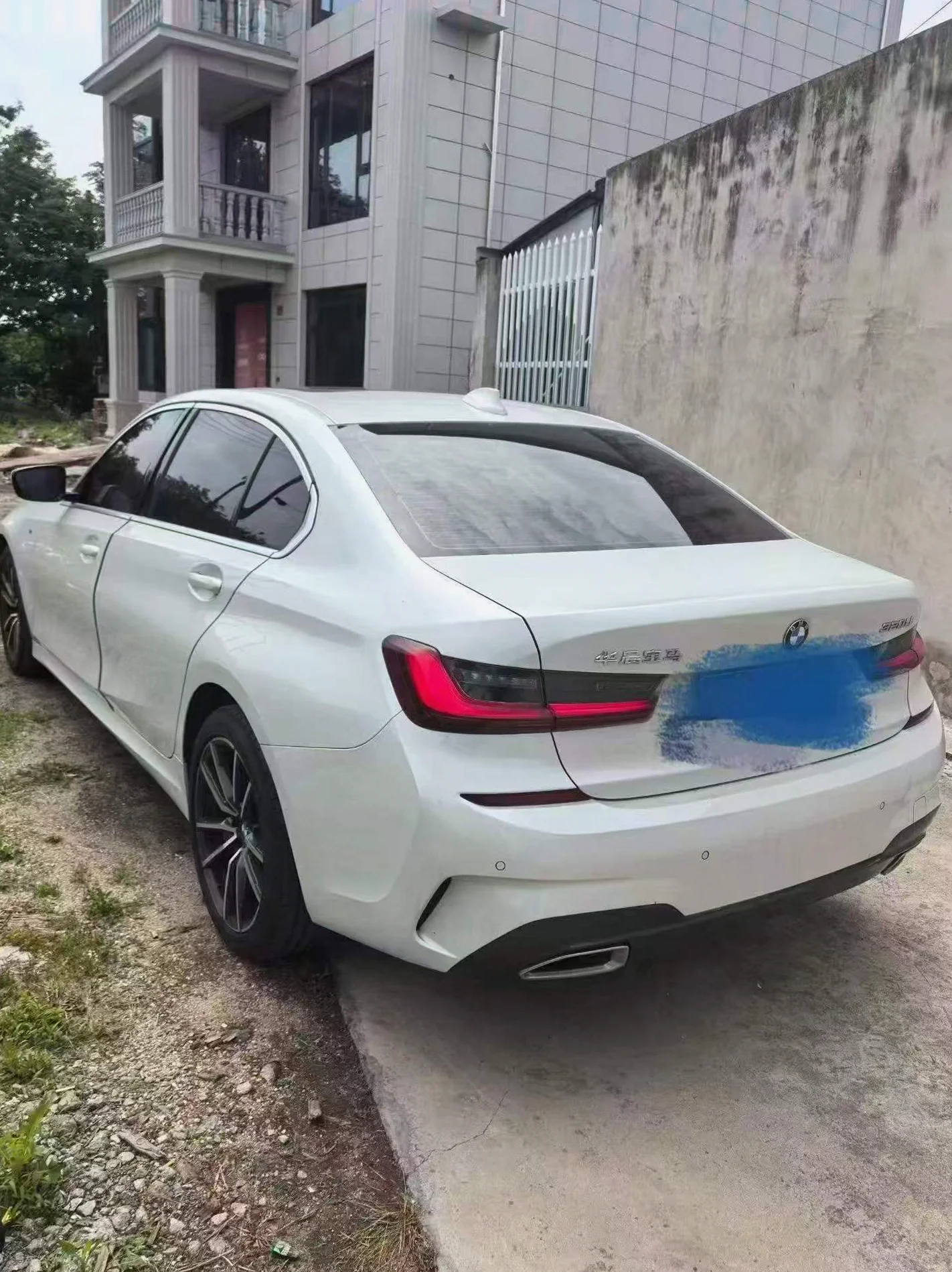 宝马3系 后面外观一