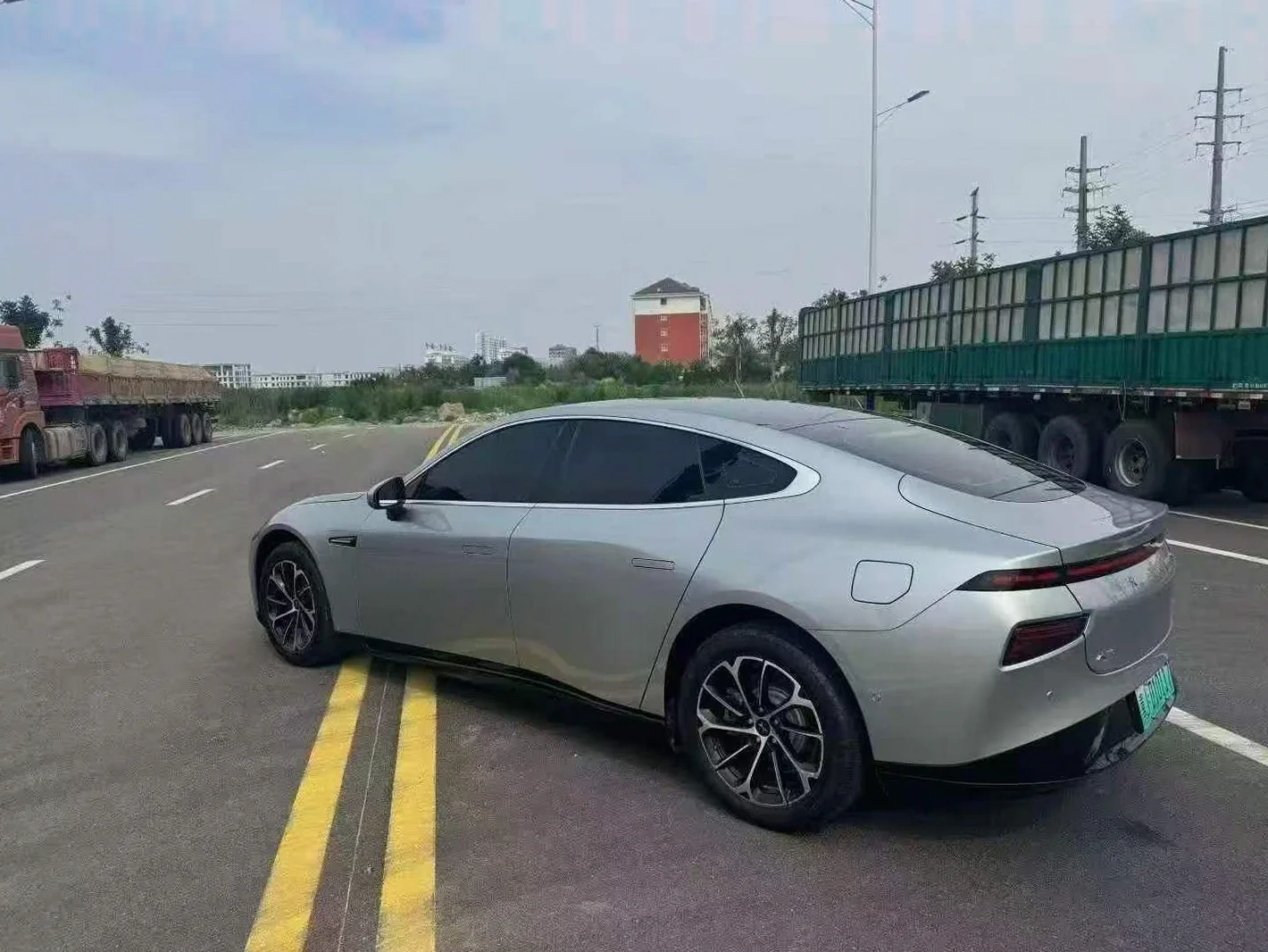 小鹏汽车p7 后面外观一