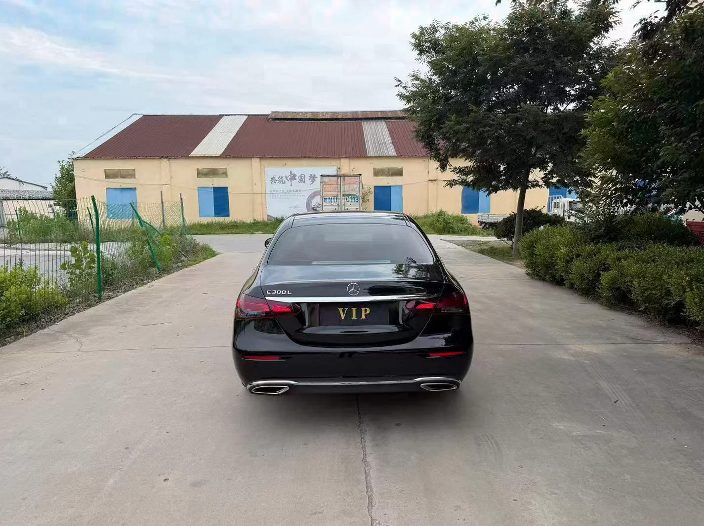 奔驰E 后面外观一