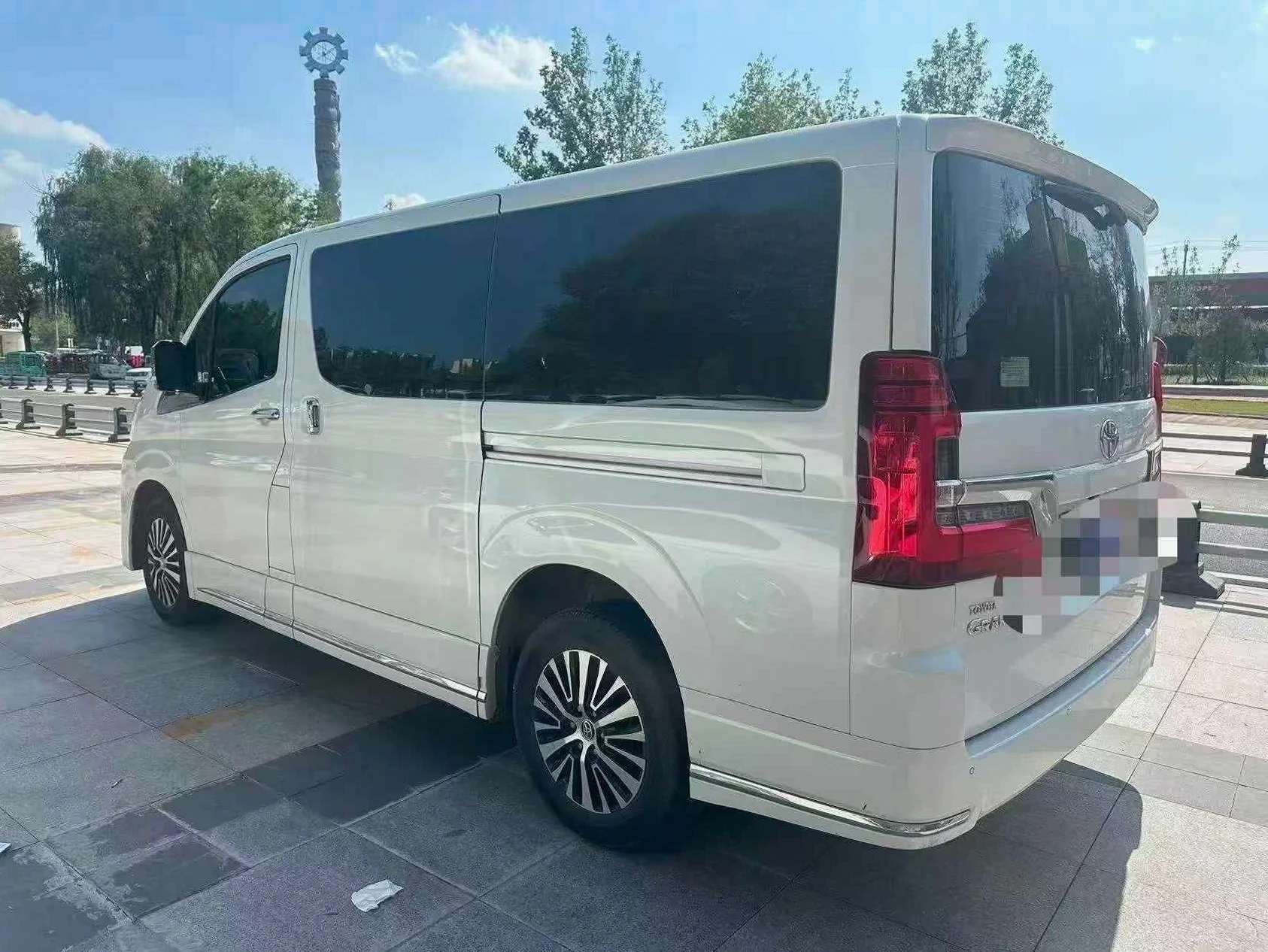 丰田格兰维亚 后面外观二