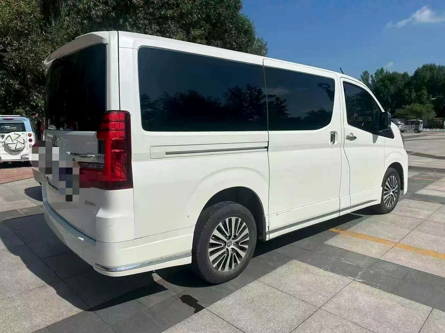丰田格兰维亚 后面外观三