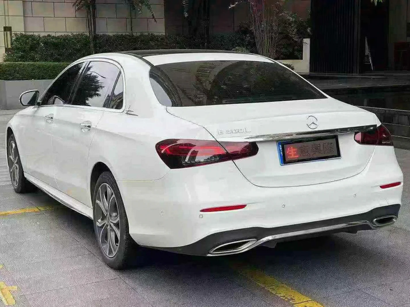奔驰E 内饰前排