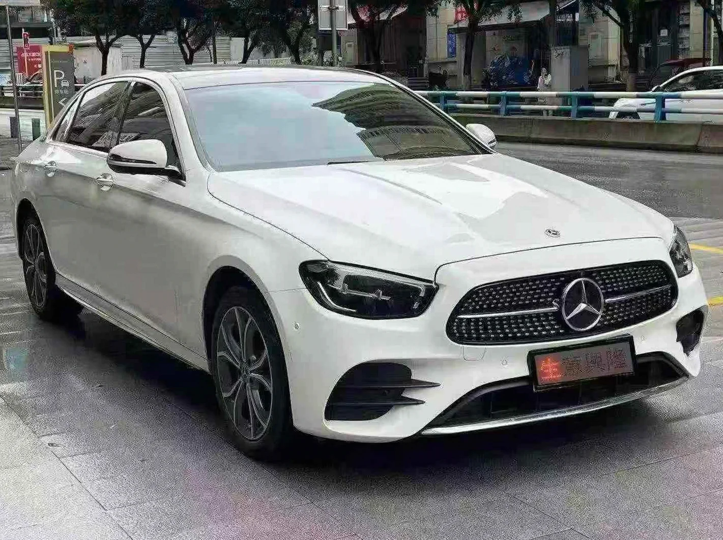 奔驰E 正面外观三