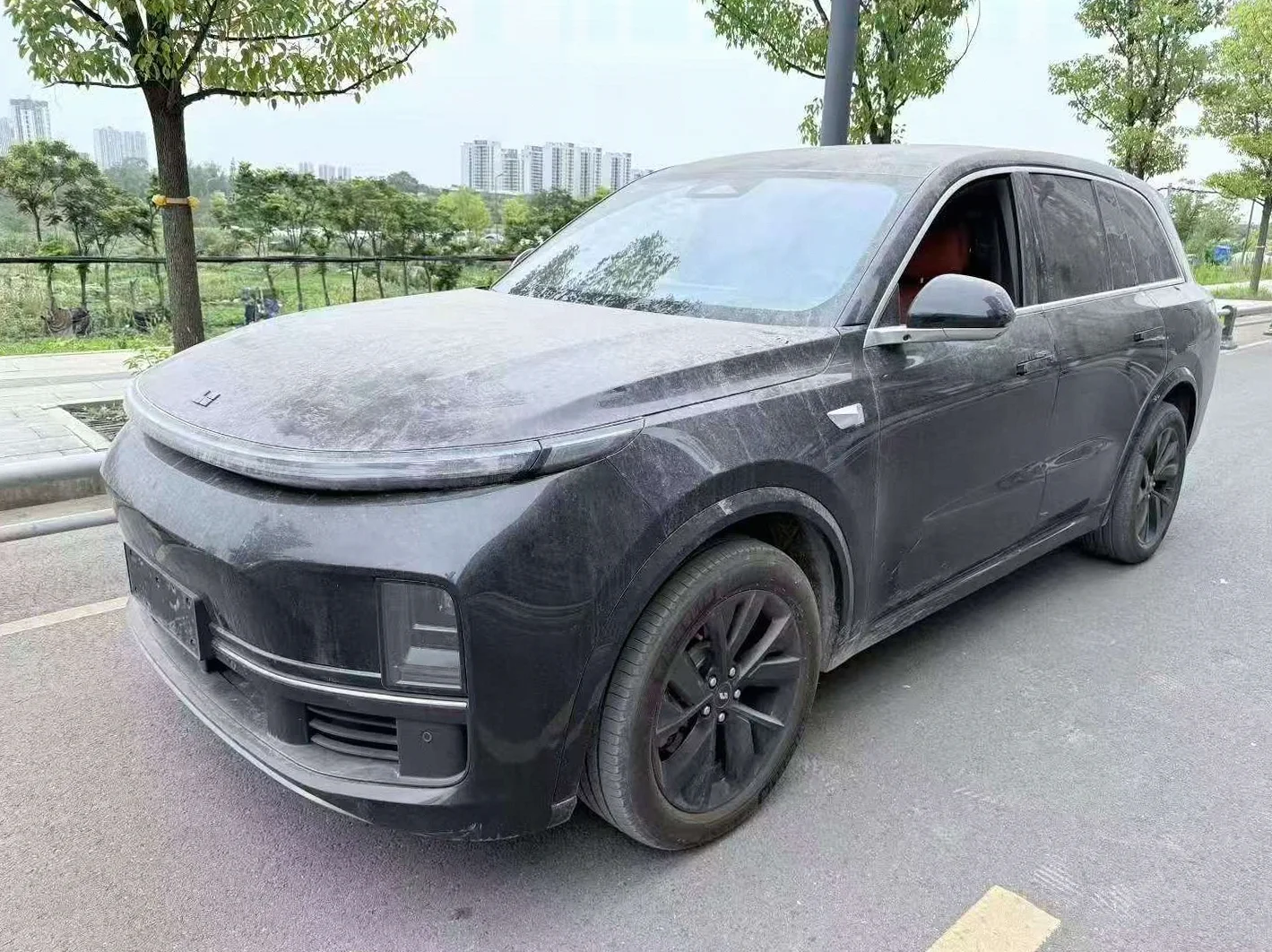 理想L8 正面外观三