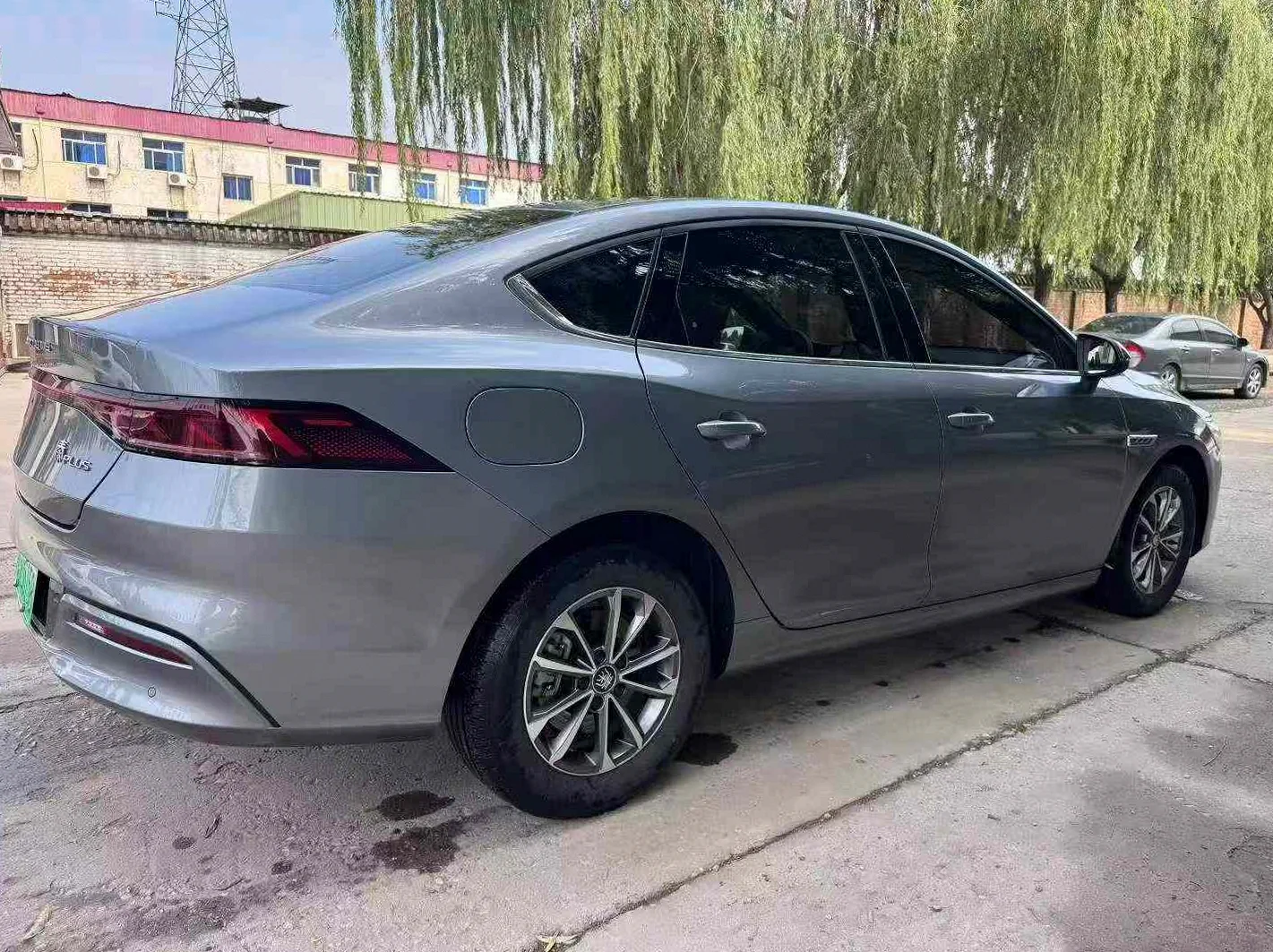 比亚迪秦 后面外观一