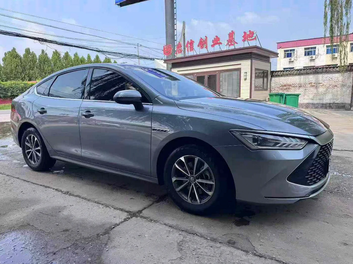 比亚迪秦 正面外观二