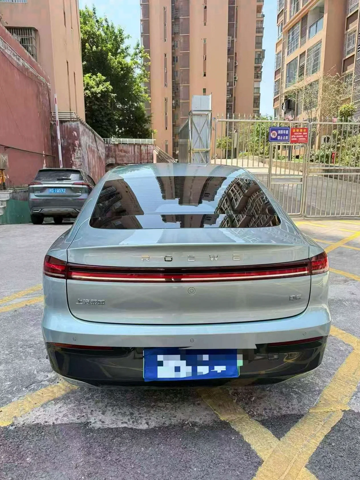 荣威D6 正面外观二