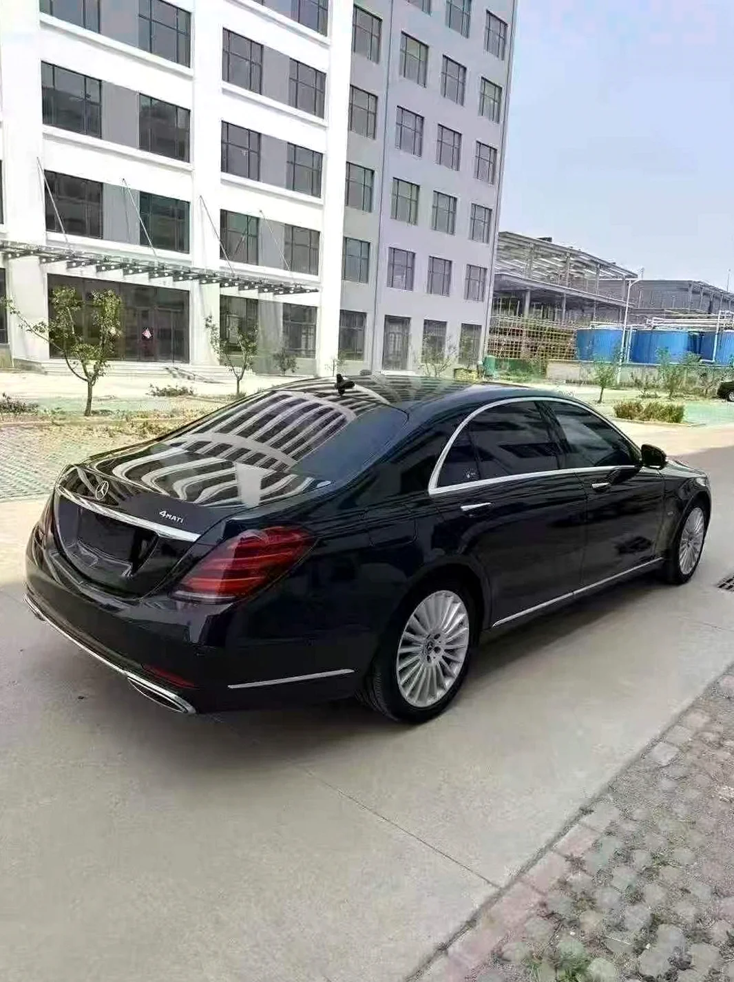 奔驰S 后面外观三