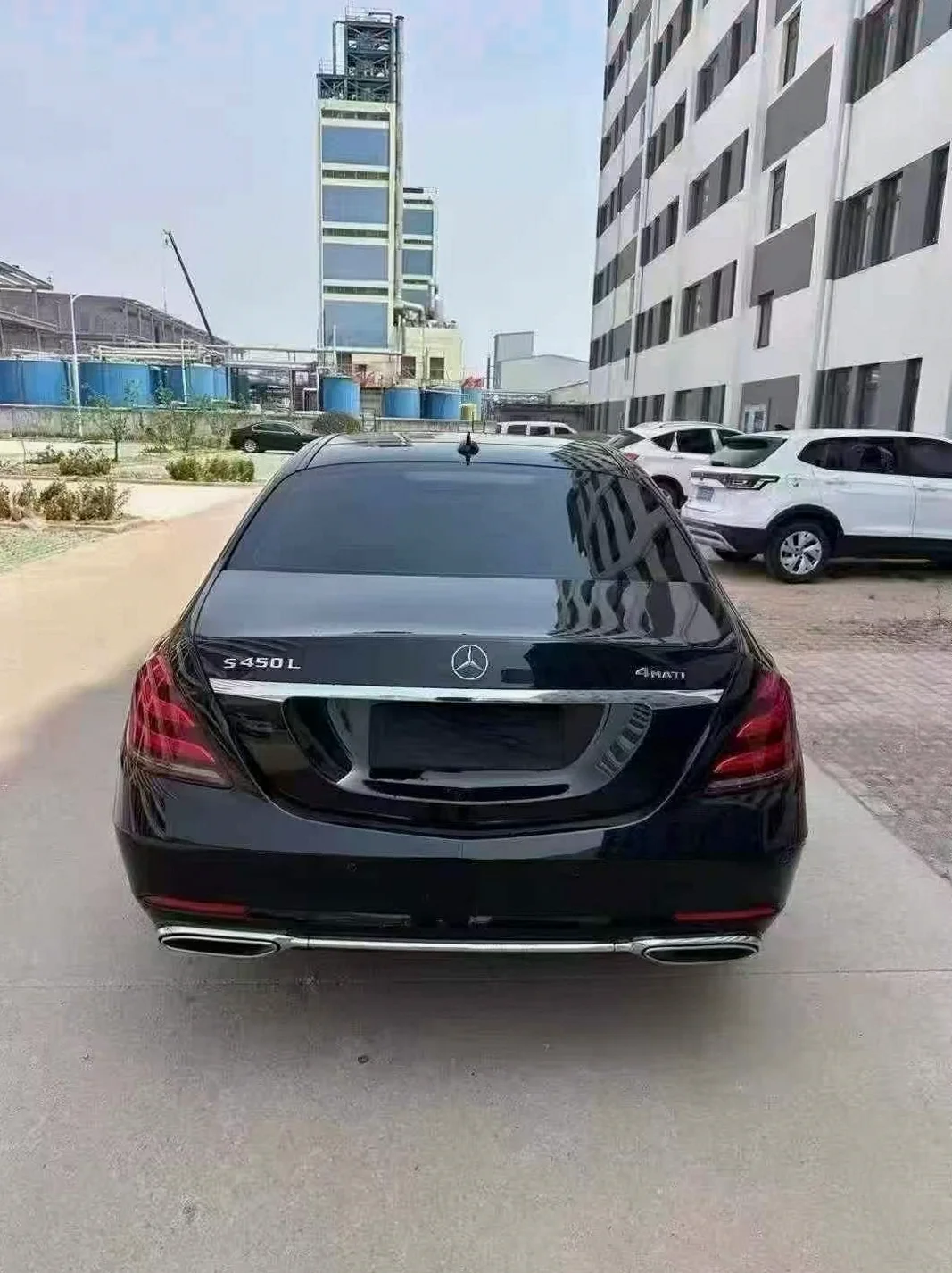 奔驰S 后面外观一