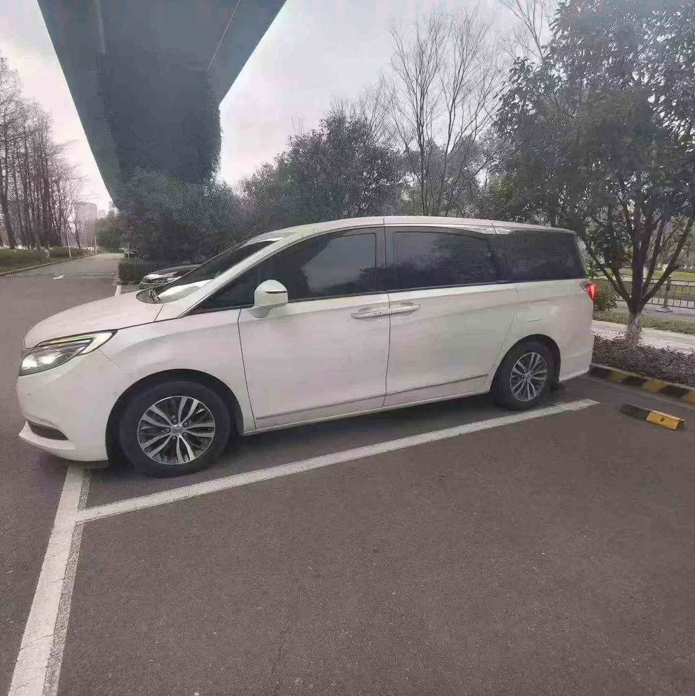 别克GL8 后面外观三