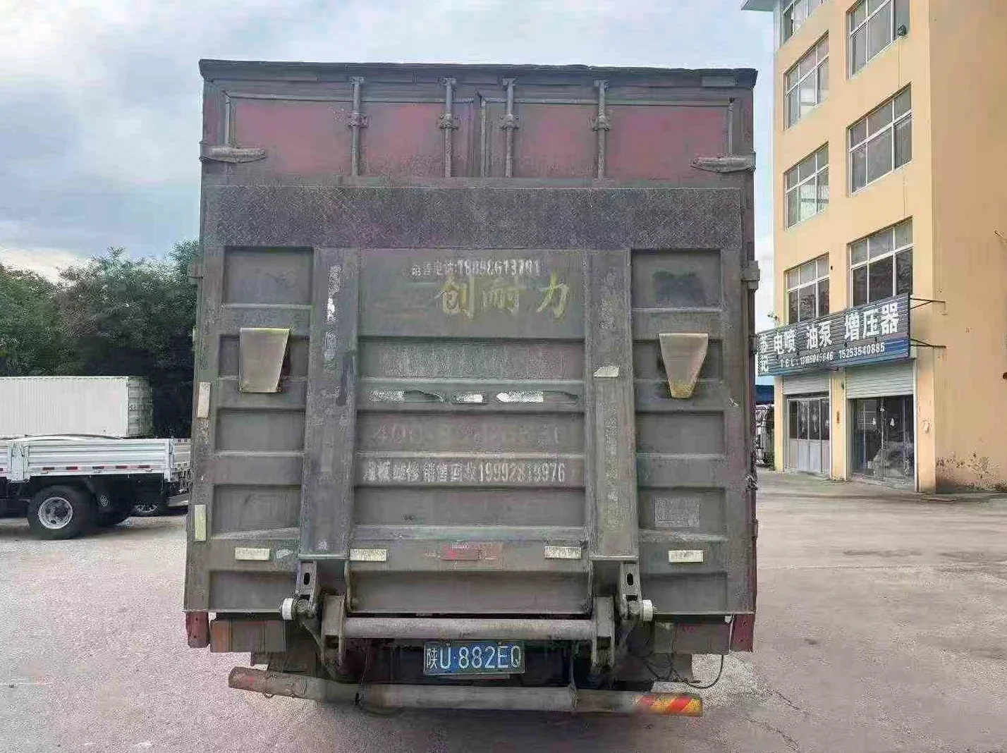 陕汽德龙 后面外观一