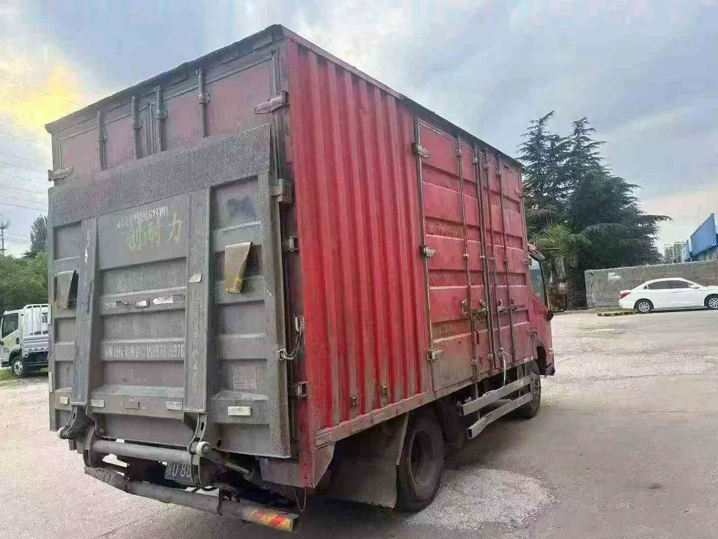 陕汽德龙 后面外观二