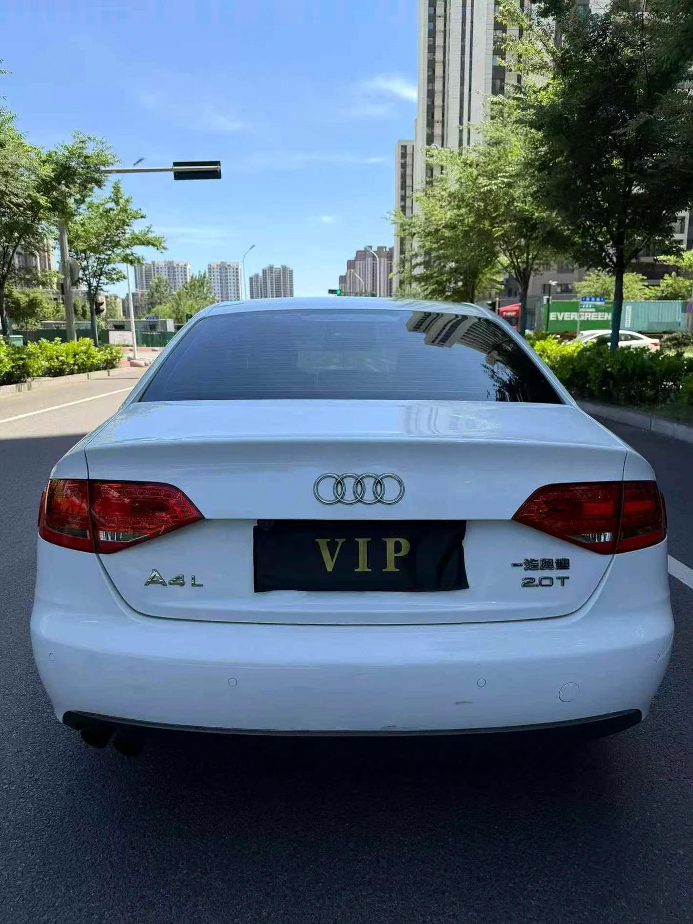 奥迪A4L 后面外观一