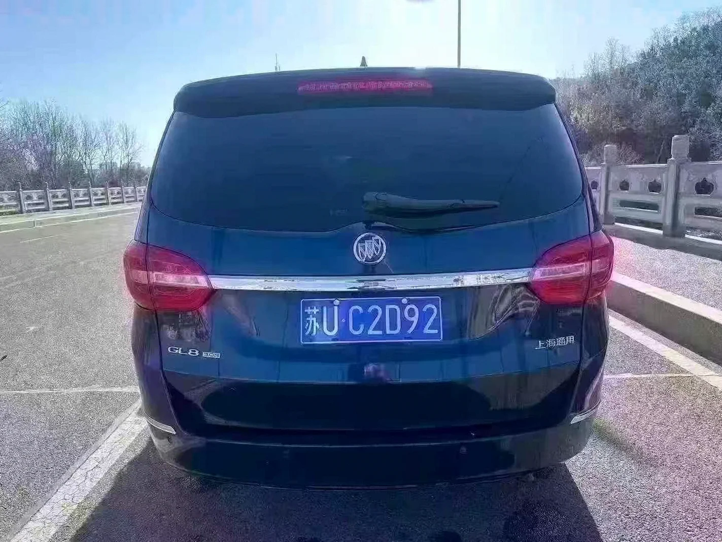 别克GL8 后面外观一