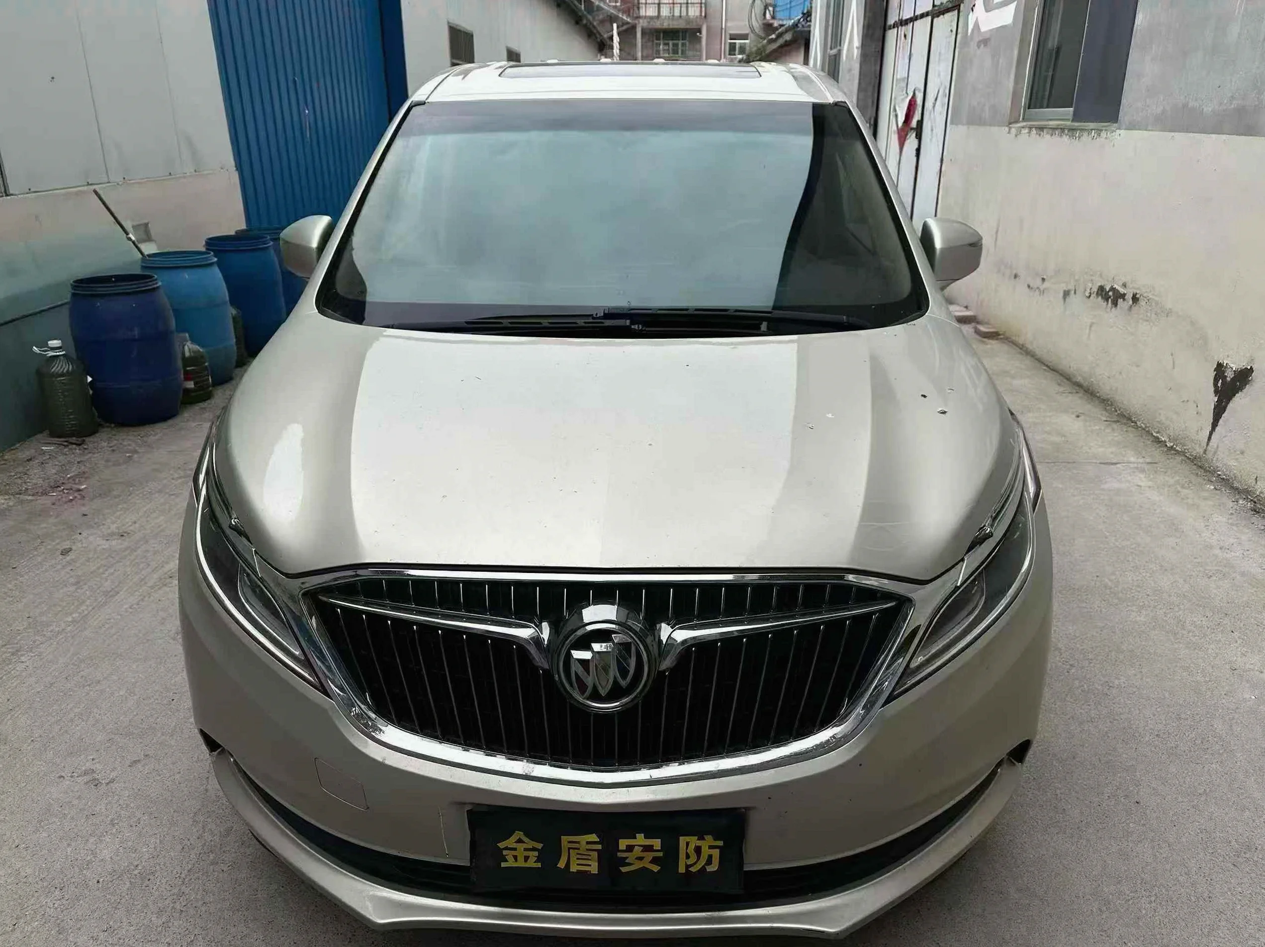 别克GL8 正面外观二