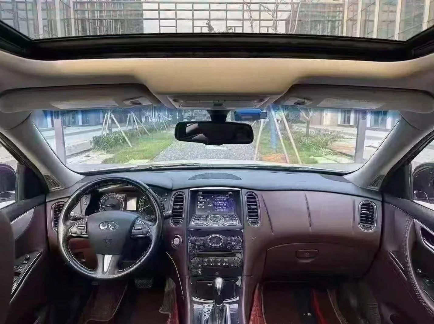 英菲尼迪QX50 驾驶室