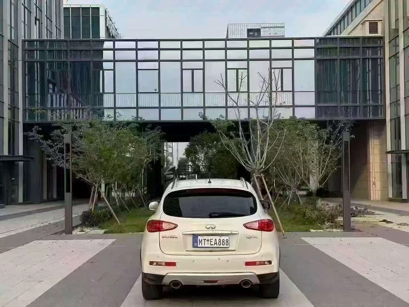 英菲尼迪QX50 后面外观一