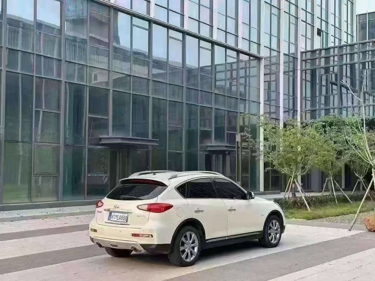 英菲尼迪QX50 后面外观三
