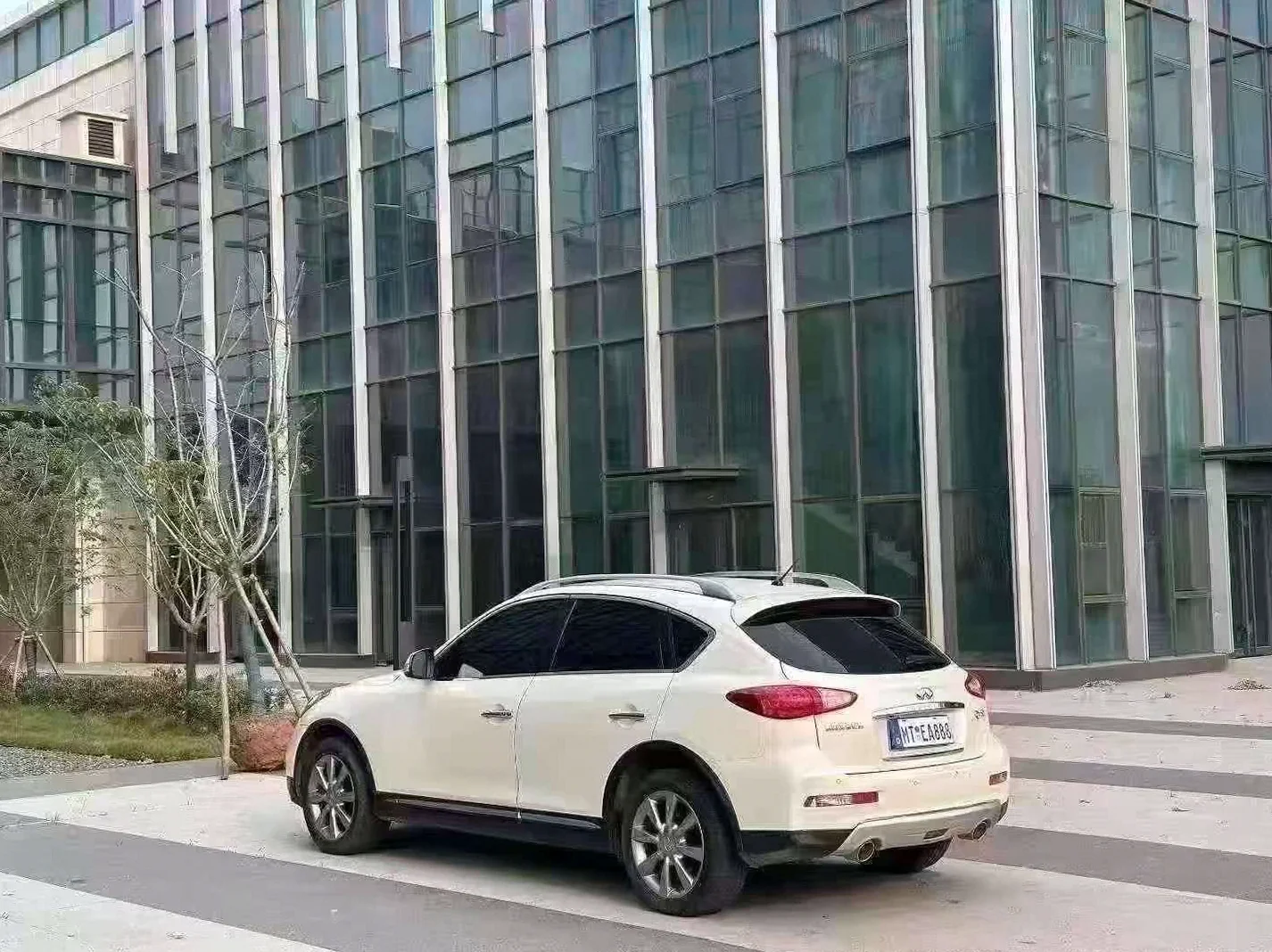 英菲尼迪QX50 后面外观二