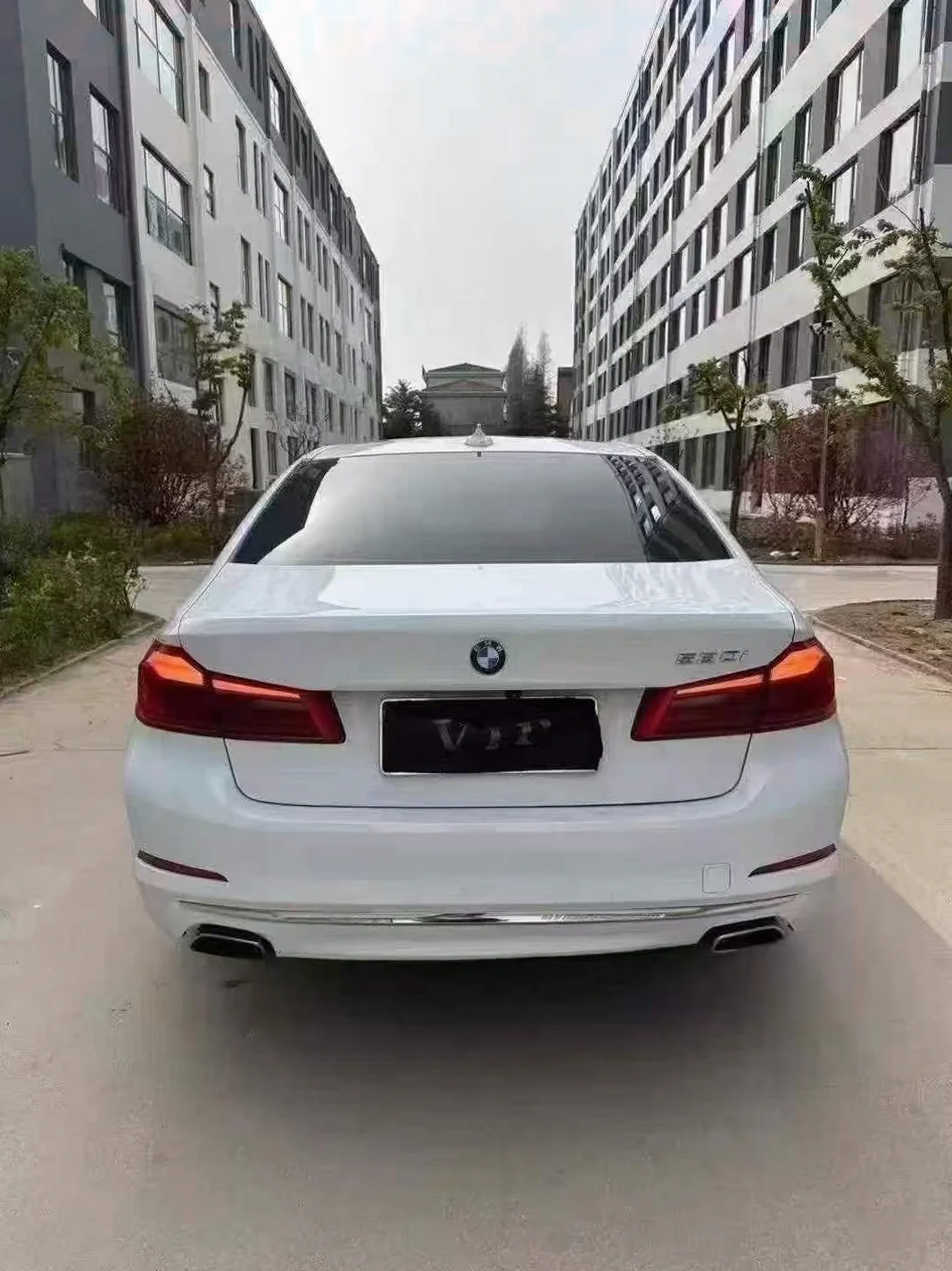 宝马5系 后面外观一