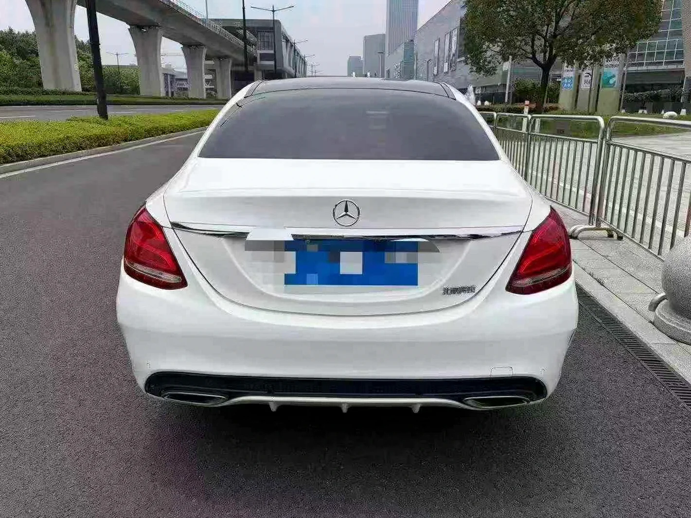奔驰C 后面外观一