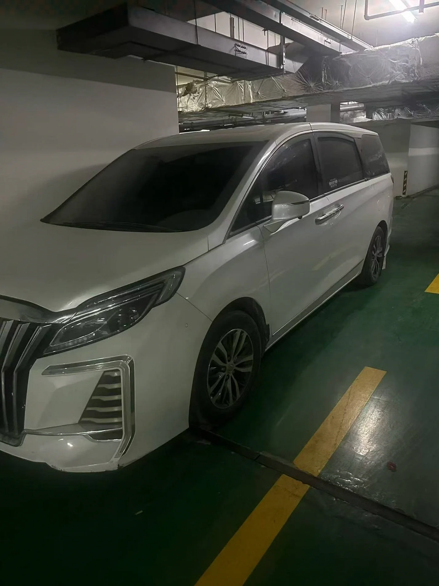 别克GL8 正面外观二