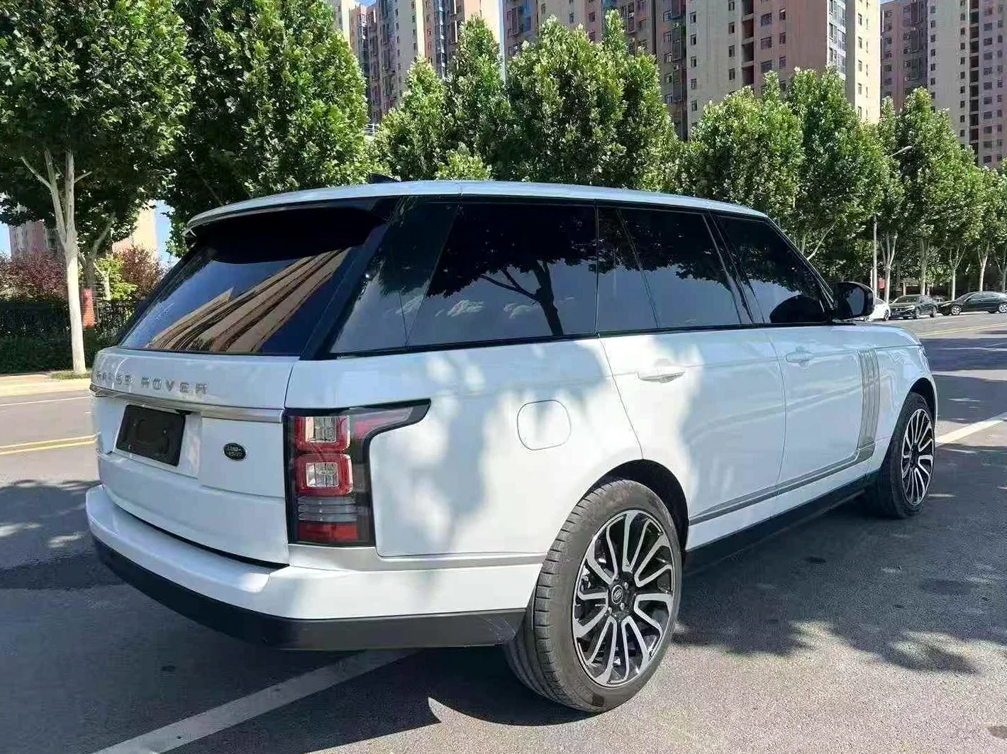 路虎揽胜行政 后面外观一
