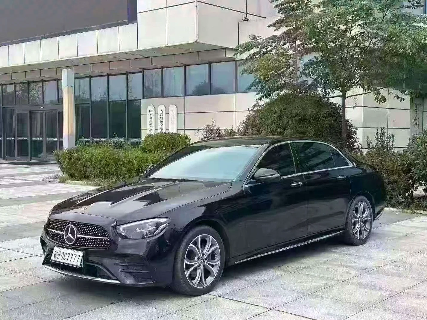 奔驰E 正面外观三