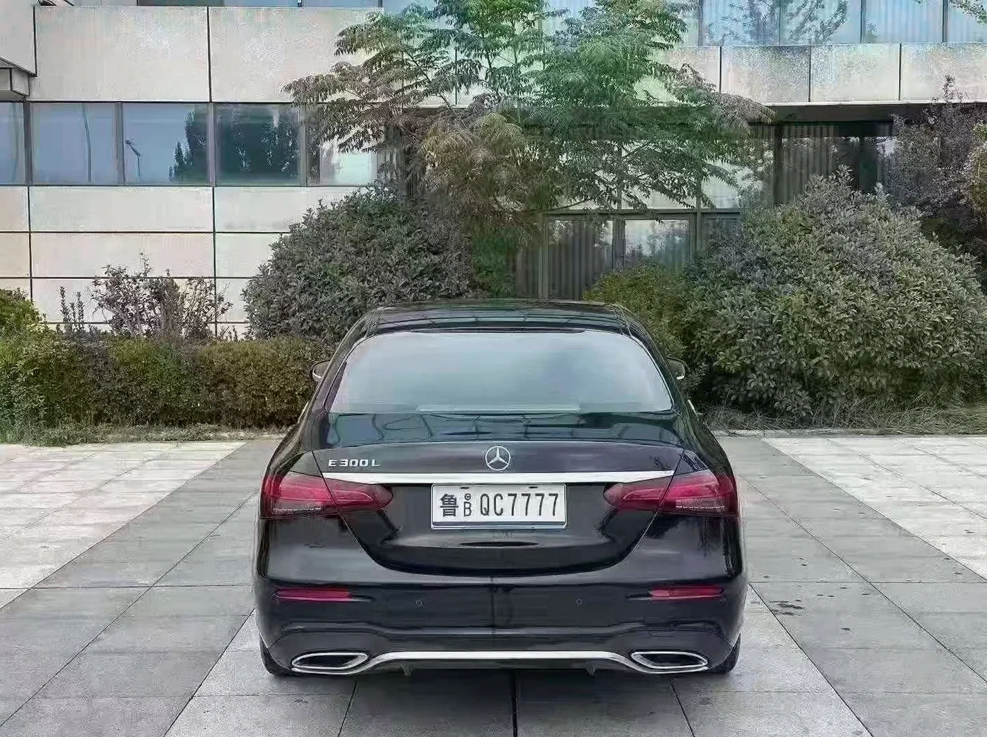 奔驰E 后面外观一