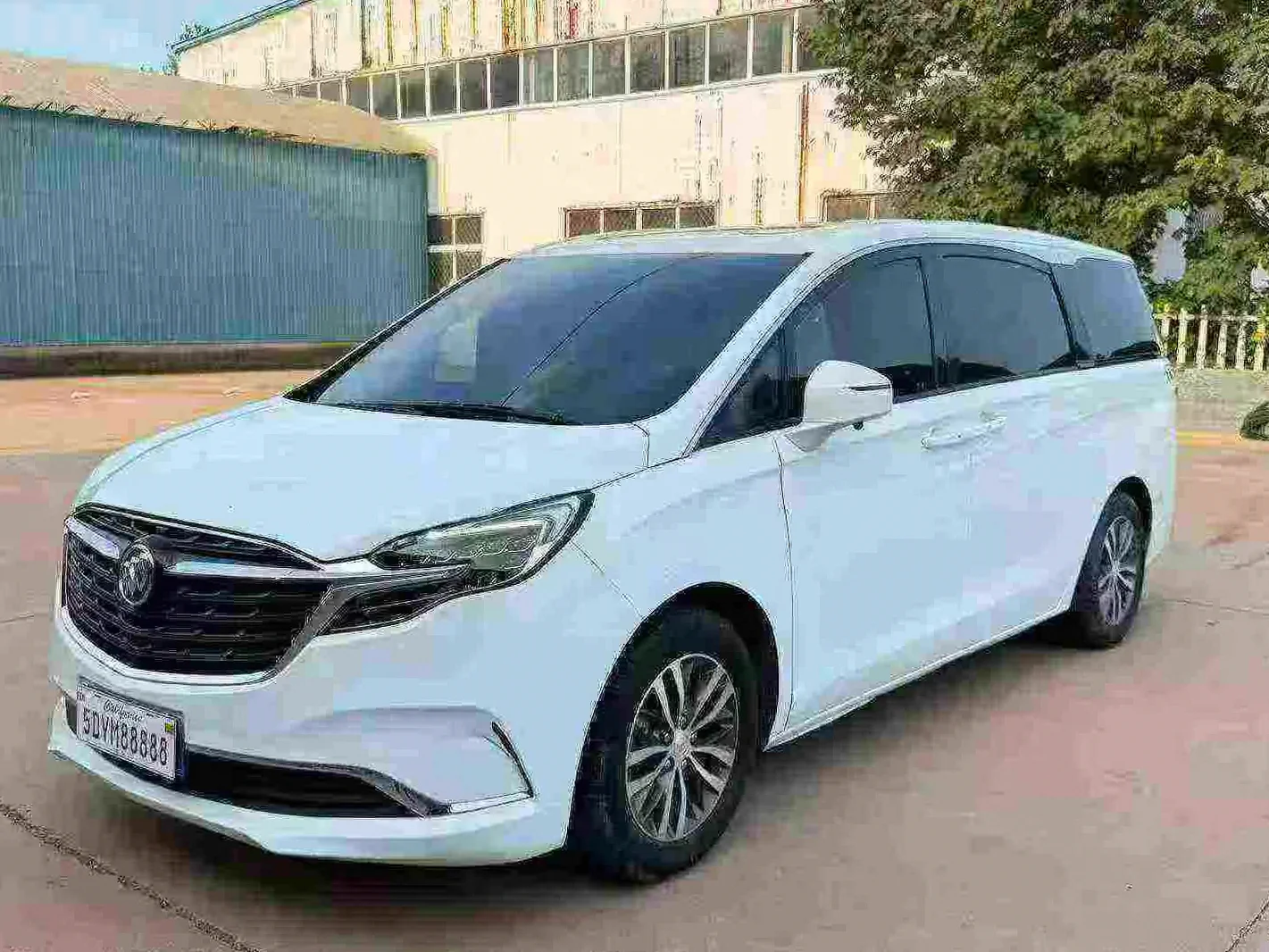 别克GL8 正面外观二