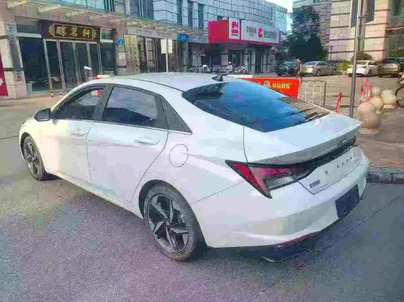 现代伊兰特 内饰后排