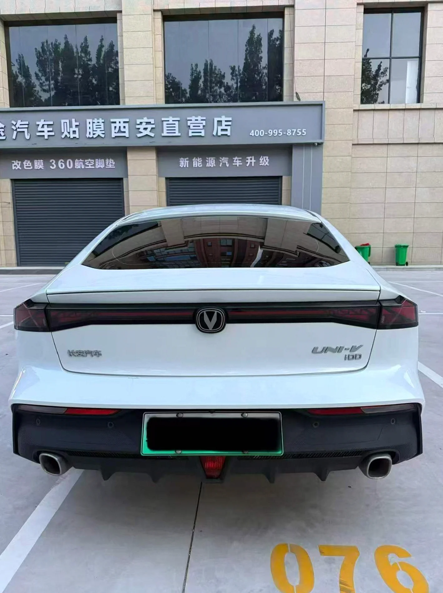 长安汽车UNiV 后面外观一