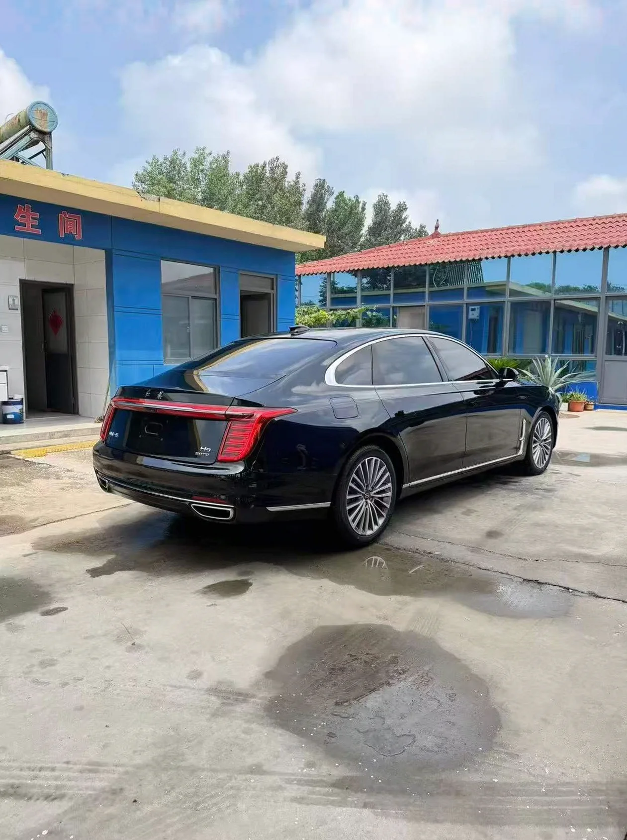 红旗H9 后面外观三