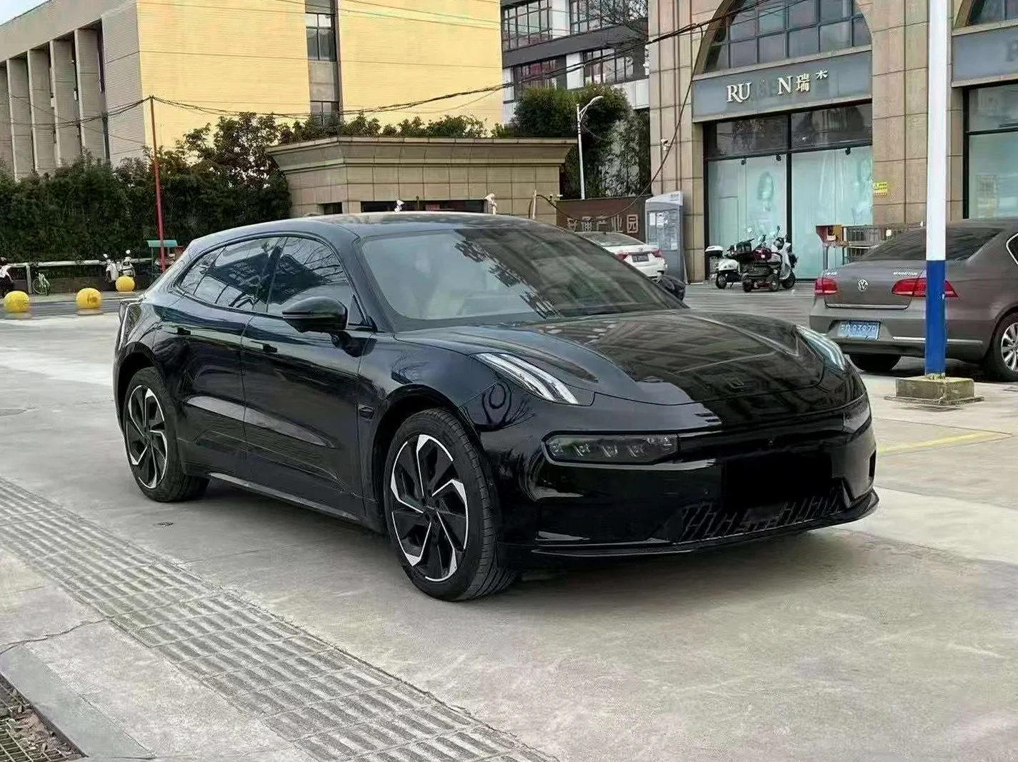 极氪汽车001 正面外观二