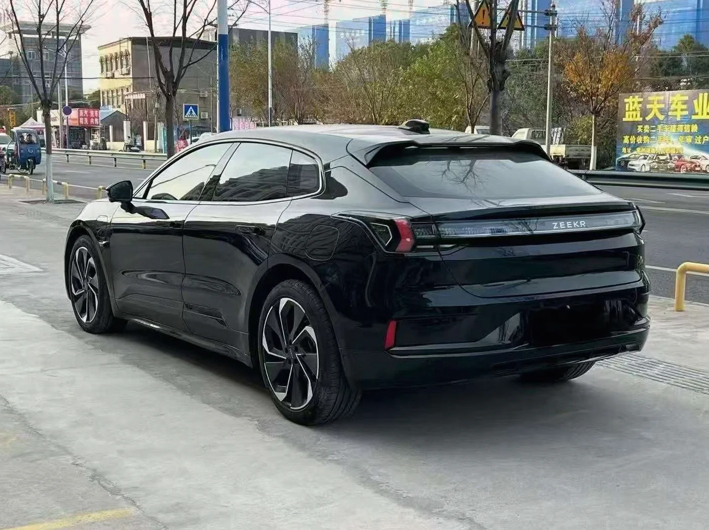极氪汽车001 后面外观二