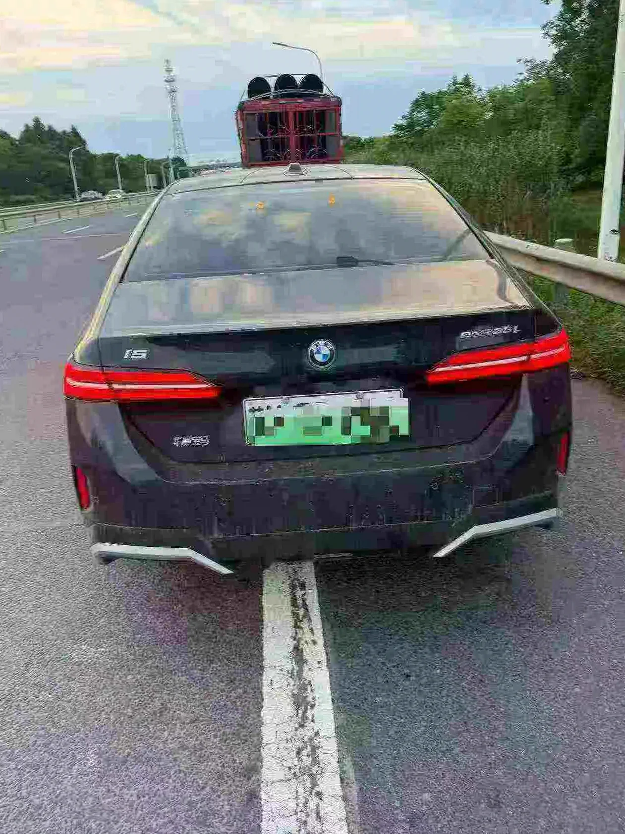 宝马I5 后面外观三