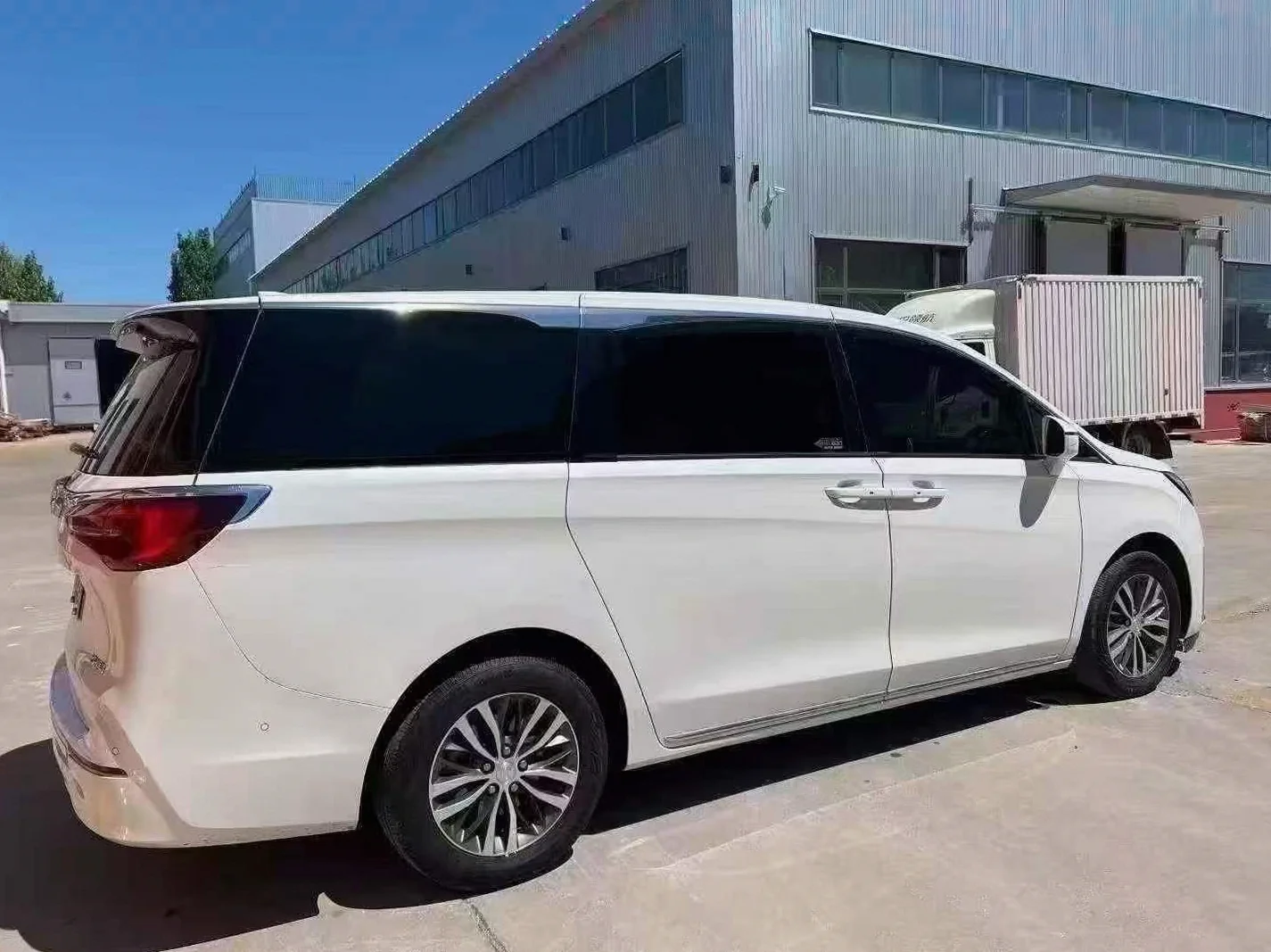 别克GL8 后面外观一
